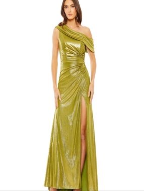 Mac Duggal Stunning Evening Gown Gold NWT Size 4